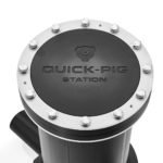 Abwasserdruckleitung reinigen mit Quick Pig: Hier ist der Deckel des Quick Produktes in der Draufsicht mit der Aufschrift "Quick-Pig Station" zu sehen.