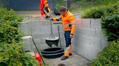 Ein Foto von einem Abwasser Mitarbeiter, der in Glattfelden schachtlos mit der Molchschleuse Quick-Pig arbeitet