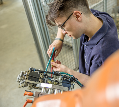 Ausbildung Nordhorn ein Mechatroniker bei der Arbeit