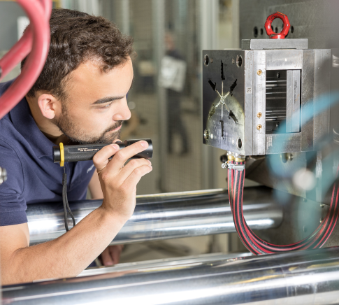 Ausbildung Nordhorn ein Verfahrensmechaniker mit der Fachrichtung Formteile bei der Arbeit