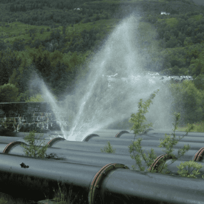 Leckage: Wasser tritt aus Rohrleitung durch Korrosion an der Flanschverbindung